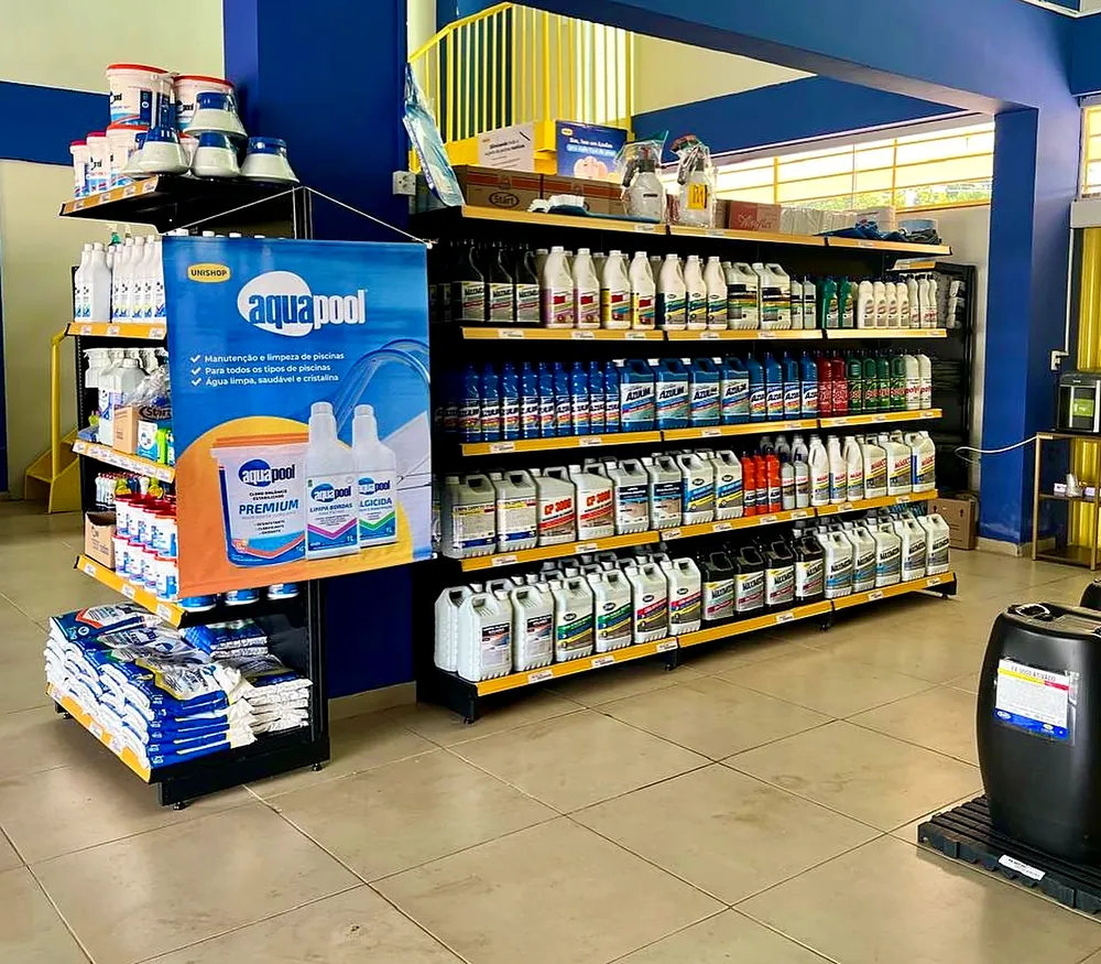 Expositor da Aquapool e produtos para piscina na Unishop Palmas