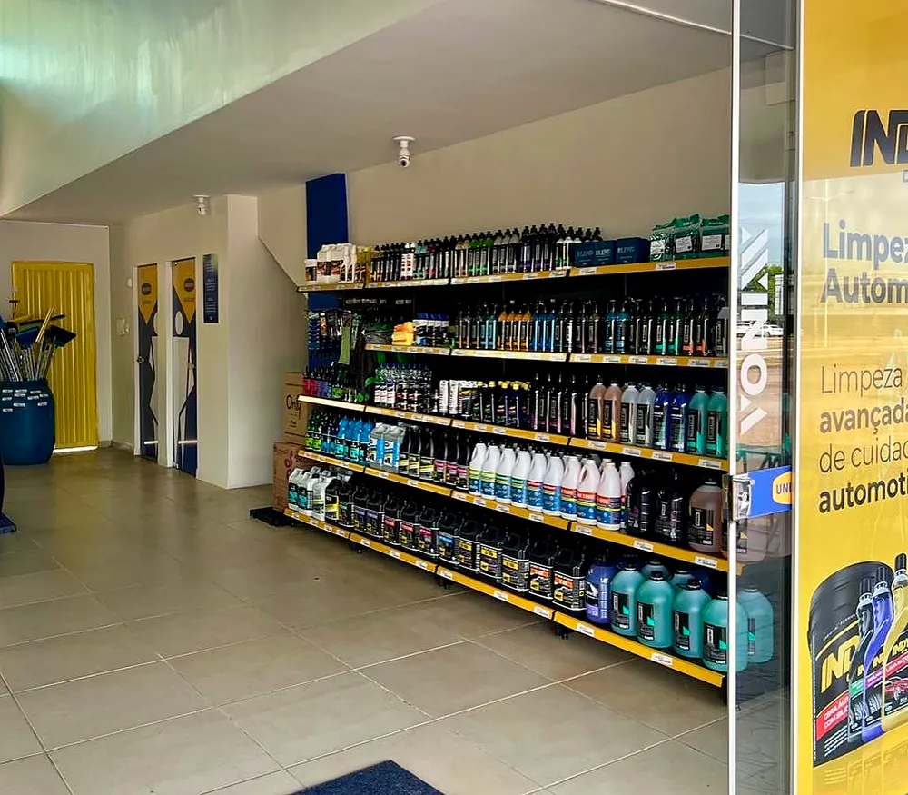 Prateleira automotiva com produtos Indy na Unishop Palmas