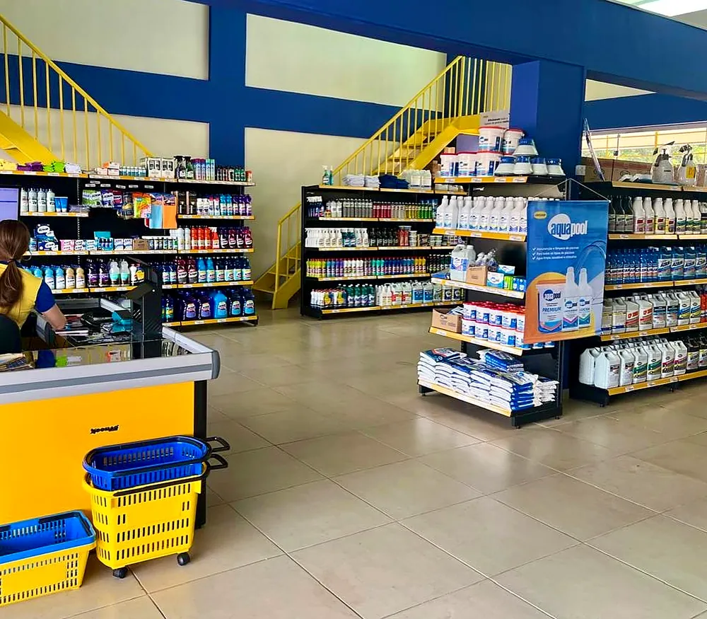Salão da Unishop Palmas com prateleiras de produtos de limpeza